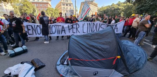 Sciopero di 24 ore in tutti gli stabilimenti ex Ilva, i lavoratori di Genova piantano le tende davanti alla prefettura