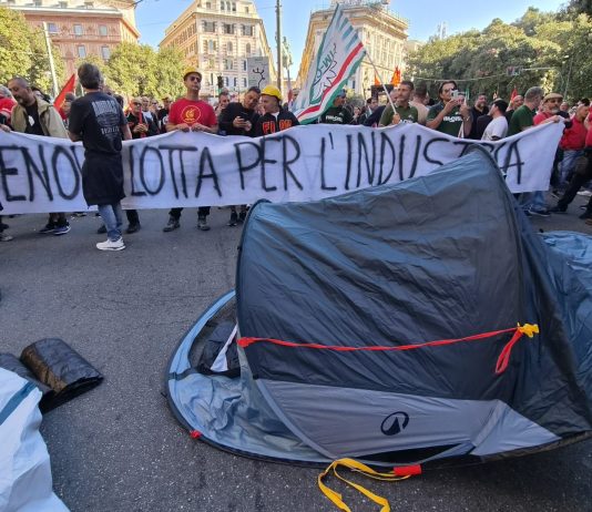 Sciopero di 24 ore in tutti gli stabilimenti ex Ilva, i lavoratori di Genova piantano le tende davanti alla prefettura