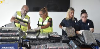 Narcotraffico internazionale, la GdF intercetta 210 kg di hashish in una spedizione proveniente dagli Usa