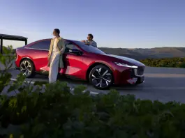 Mazda6e 2027 si rinnova, nuovi allestimenti e tecnologie evolute