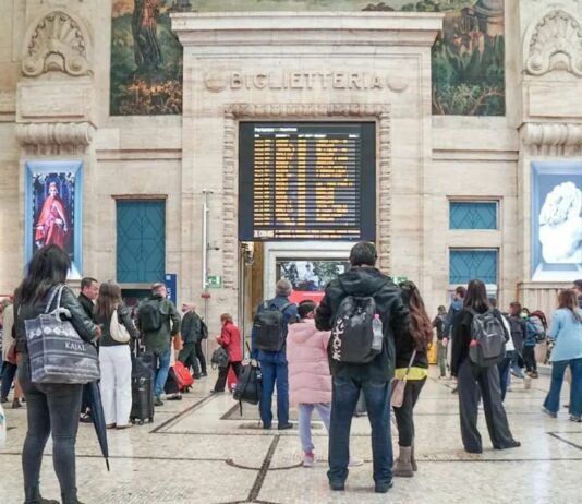 Al via lo sciopero generale. Si fermano scuola, treni e sanità