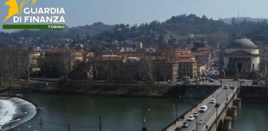 Finta banca e falso oro per truffare risparmiatori, maxi sequestro a Torino