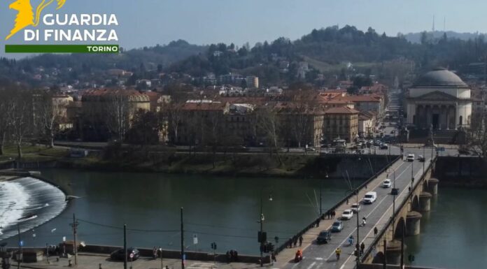 Finta banca e falso oro per truffare risparmiatori, maxi sequestro a Torino