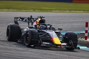 A Sepang pole per Verstappen, 2° Hamilton, 3° Antonelli e 4° Leclerc