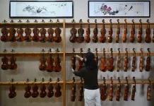 Cina, i violini della contea di Queshan raggiungono tutto il mondo