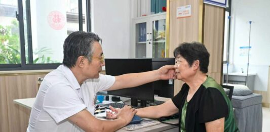 Cina presenta piano per potenziare servizi infermieristici e di riabilitazione