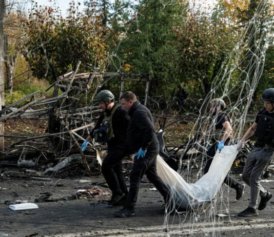 Missile russo contro due bus a Kramatorsk in Ucraina, 33 morti