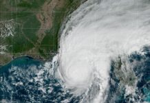 Usa, l’uragano Isaia raggiunge le coste della Florida. Venti a 165 km/h