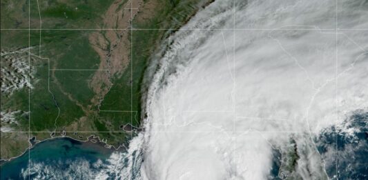 Usa, l’uragano Isaia raggiunge le coste della Florida. Venti a 165 km/h