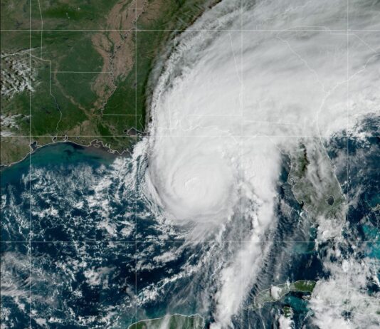 Usa, l’uragano Isaia raggiunge le coste della Florida. Venti a 165 km/h