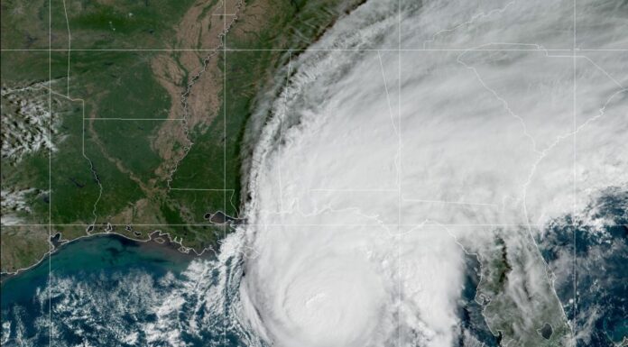 Usa, l’uragano Isaia raggiunge le coste della Florida. Venti a 165 km/h
