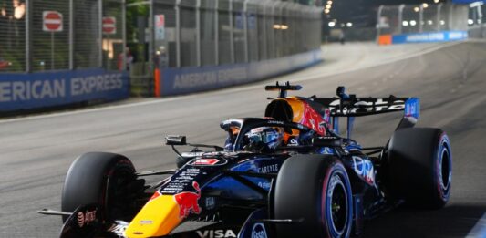 Verstappen padrone a Singapore: pole davanti a Leclerc e Hamilton