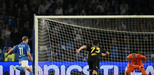 Doppietta De Bruyne e gol di Lang, al Maradona il Napoli batte 3-0 il Frosinone
