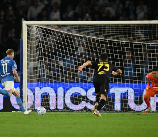 Doppietta De Bruyne e gol di Lang, al Maradona il Napoli batte 3-0 il Frosinone