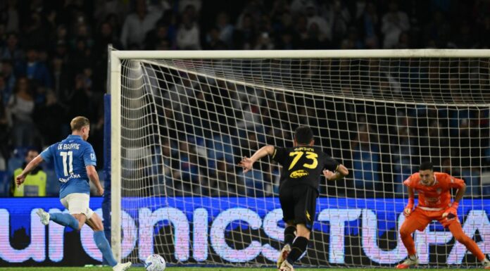 Doppietta De Bruyne e gol di Lang, al Maradona il Napoli batte 3-0 il Frosinone
