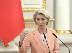 Ucraina, von der Leyen “Sostegno a Zelensky, da Ue fondi per droni e missili”