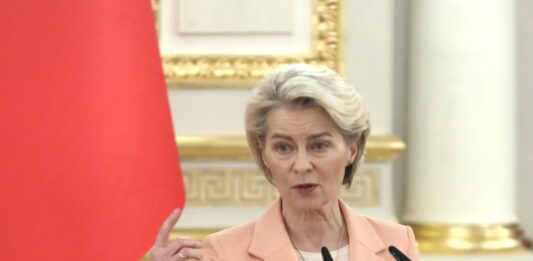 Ucraina, von der Leyen “Sostegno a Zelensky, da Ue fondi per droni e missili”