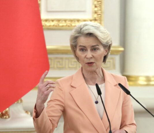 Ucraina, von der Leyen “Sostegno a Zelensky, da Ue fondi per droni e missili”