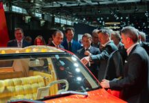 Macron al Salone dell’Auto di Parigi visita gli stand Citroen, Peugeot e DS