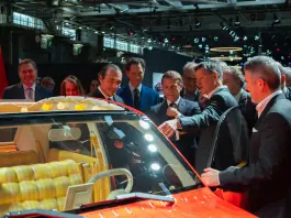 Macron al Salone dell’Auto di Parigi visita gli stand Citroen, Peugeot e DS