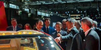 Macron al Salone dell’Auto di Parigi visita gli stand Citroen, Peugeot e DS