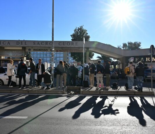 Papa Leone XIV ricoverato al Gemelli, domani l’intervento. Chirurghi ottimisti