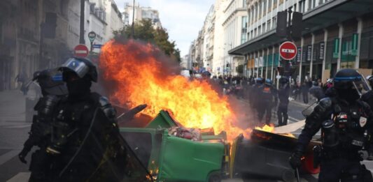Proteste in tutta la Francia, arresti e tensioni con la polizia