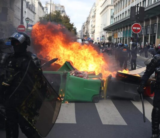 Proteste in tutta la Francia, arresti e tensioni con la polizia