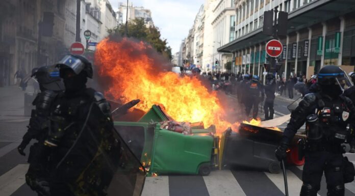 Proteste in tutta la Francia, arresti e tensioni con la polizia