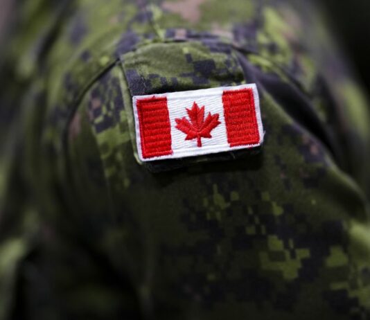 Canada, incendio in una base militare in Alberta. Almeno sette morti