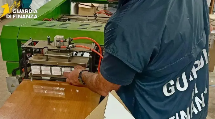 A Viterbo smantellata fabbrica di sigarette di contrabbando, 8 arresti