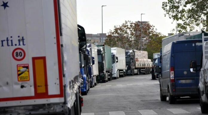 Revocati blocchi dei Tir in Sicilia, accordo in Prefettura a Catania