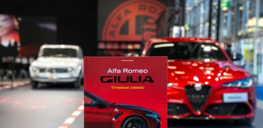 Il nuovo libro “Alfa Romeo Giulia-Timeless Classic” debutta ad Auto e Moto d’Epoca