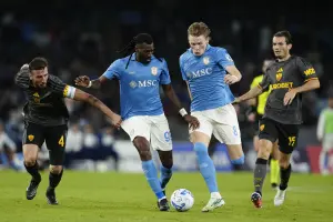 Il Napoli prova a scappare, la Roma lo riprende: 3-3 al “Maradona”