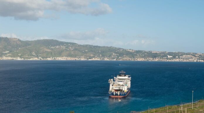 Terna,al via la posa dei cavi sottomarini dell’elettrodotto tra Calabria e Sicilia