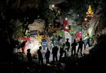 Estratto vivo lo speleologo rimasto bloccato oltre 24 ore in una grotta in Ogliastra / Video