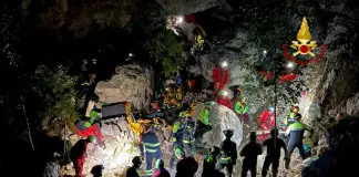 Estratto vivo lo speleologo rimasto bloccato oltre 24 ore in una grotta in Ogliastra / Video