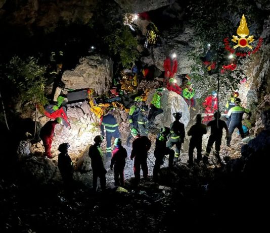 Estratto vivo lo speleologo rimasto bloccato oltre 24 ore in una grotta in Ogliastra