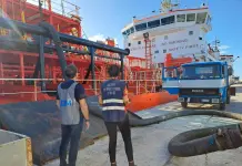 Controlli al porto di Monopoli per verificare la regolarità di tonnellate di oli vegetali grezzi