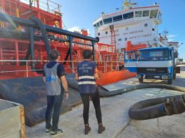 Controlli al porto di Monopoli per verificare la regolarità di tonnellate di oli vegetali grezzi