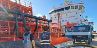 Controlli al porto di Monopoli per verificare la regolarità di tonnellate di oli vegetali grezzi