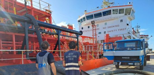 Controlli al porto di Monopoli per verificare la regolarità di tonnellate di oli vegetali grezzi