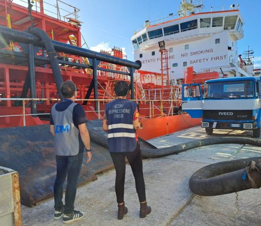 Controlli al porto di Monopoli per verificare la regolarità di tonnellate di oli vegetali grezzi