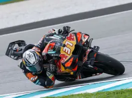 MotoGP, Acosta vince la sprint in Malesia davanti a Marc Marquez e Bezzecchi. Forfait Martin