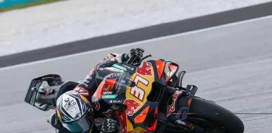 MotoGP, Acosta vince la sprint in Malesia davanti a Marc Marquez e Bezzecchi. Forfait Martin