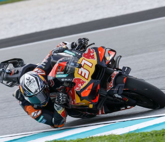 MotoGP, Acosta vince la sprint in Malesia davanti a Marc Marquez e Bezzecchi. Forfait Martin