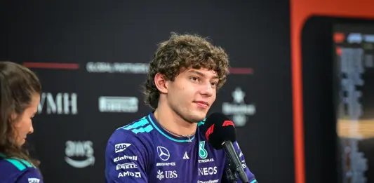 F1 a Singapore: Antonelli non fa calcoli, Hamilton pronto ad attaccare