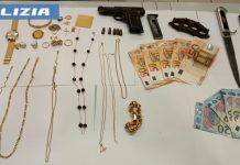 Truffa coppia di anziani a Novara e li aggredisce, poi fugge in treno armato: arrestato un 43enne