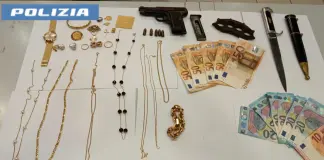 Truffa coppia di anziani a Novara e li aggredisce, poi fugge in treno armato: arrestato un 43enne