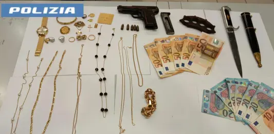 Truffa coppia di anziani a Novara e li aggredisce, poi fugge in treno armato: arrestato un 43enne